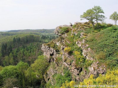 Le site de la Roche d'Oëtre en Suisse Normande se trouve à la limite du Calvados et de l'Orne. C'est un site fréquenté par les touristes - Orne Tourisme