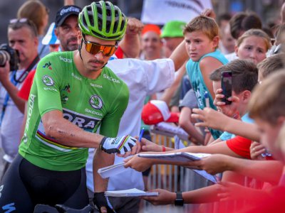 Le sprinteur vedette Peter Sagan de l'équipe Bora signe des autographes à ses fans à Herentals, en Belgique, le 2 août 2018 - LUC CLAESSEN [Belga/AFP/Archives]