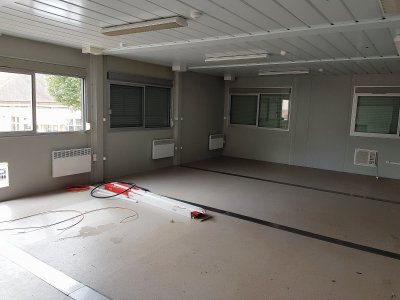 Les nouvelles salles modulaires pourront bientôt recevoir le mobilier de classe. - Aurélien Delavaud