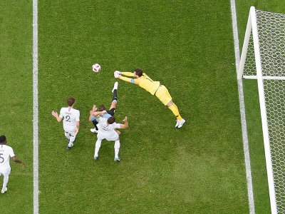 Hugo Lloris effectue un sauvetage spectaculaire lors du quart de finale du Mondial contre l'Uruguay à Nijni Novgorod, le 6 juillet 2018 - - [AFP/Archives]