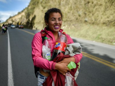 La migrante vénézuélienne Mariangela Ascaño longe la nationale à Ipiales en Colombie, le 23 août 2018 - Luis ROBAYO [AFP]