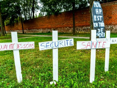 Croix installées par les grévistes devant l'entrée de l'hôpital psychiatrique Philippe-Pinel à Amiens, le 24 août 2018 - PHILIPPE HUGUEN [AFP]