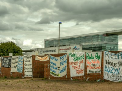 Bannières installées par les grévistes à l'entrée de l'hôpital psychiatrique Philippe-Pinel à Amiens, le 24 août 2018 - Philippe HUGUEN [AFP]