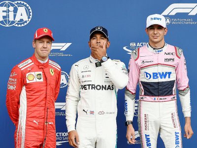 Lewis Hamilton (Mercedes, c) auteur de la pôle position du Grand Prix de Belgique devant l'Allemane Sebastian Vettel (Ferrari, g) et le Français Esteban Ocon (Force India, d) sur le circuit de Spa-Francorchamps, le 25 août 2018 - JOHN THYS [AFP]