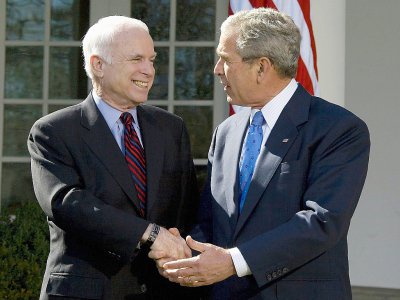 Photo d'archive de John McCain (gauche) alors candidat Républicain à la Maison Blanche et le président George W. Bush, le 5 mars 2008, à Washington - Jim WATSON [AFP/Archives]