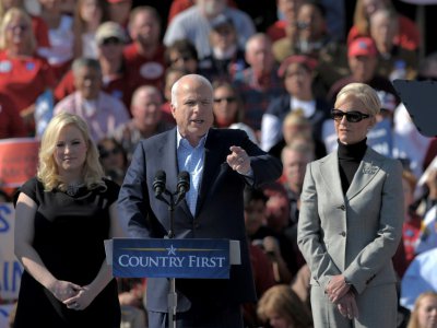 Photo d'archive de John McCain (centre) alors candidat à la Maison Blanche entouré de sa femme Cindy (droite) et sa fille Meghan (gauche) à Springfield, Virginie, aux Etats-Unis, le 1er novembre 2008 - Mandel NGAN [AFP/Archives]