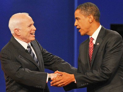Photo d'archive de Barack Obama (droite) et de John McCain (gauche) le 14 octobre 2008, alors respectivement candidats du Parti démocrate et du Parti républicain à la présidentielle américaine, à Hempstead, New York, aux Etats-Unis. - Paul J. RICHARDS [AFP/Archives]
