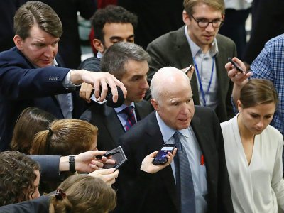 John McCain, ici au Capitole le 18 octobre 2017, s'irritait lorsque les journalistes du Congrès l'interrogeaient trop souvent sur Donald Trump - MARK WILSON [GETTY IMAGES NORTH AMERICA/AFP]