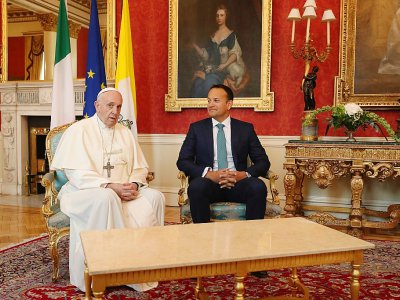 Le Pape François assis aux côtés du Premier ministre irlandais Leo Varadkar au château de Dubin le 25 août 2018, pendant sa visite en Irlande pour assister à l'édition 2018 du Festival des familles - Niall Carson [POOL/AFP]