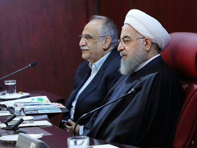 Photo obtenue auprès de la présidence iranienne montrant le ministre de l'Economie Massoud Karbassian (G) au côté du président Hassan Rohani, le 8 janvier 2018 à Téhéran - Handout [Iranian Presidency/AFP/Archives]