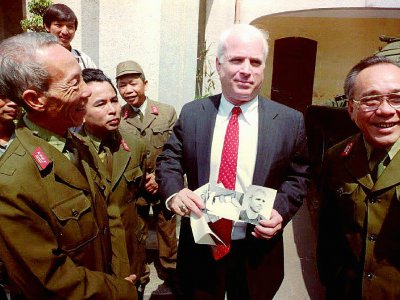 John McCain à Hanoï le 19 octobre 1992 - HOANG DINH Nam [AFP/Archives]