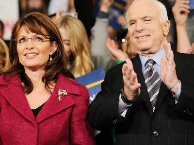 John McCain le 28 octobre 2008 en Pennsylvanie avec sa candidate choisie pour la vice-présidence, Sarah Palin, alors la gouverneure peu connue de l'Alaska - Robyn BECK [AFP/Archives]