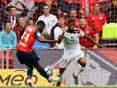 L'attaquant lillois Jonathan Bamba inscrit l'un de ses deux buts contre Guingamp à Villeneuve-d'Ascq, le 26 août 2018 - DENIS CHARLET [AFP]