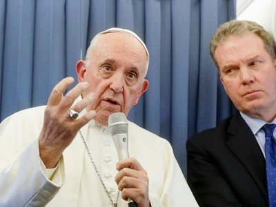 Le pape François (G), à côté du chef du service de presse du Vatican, Greg Burke, parle aux journalistes dans l'avion qui le ramène de Dublin le 26 août 2018 - Gregorio BORGIA [POOL/AFP]