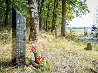 Un mémorial à la mémoire de Nicky Verstappen, disparu à l'âge de 11 ans en 1998, près de l'endroit où son corps a été retrouvé, à Brunssum aux Pays-Bas le 23 mai 2017 - Marcel van Hoorn [ANP/AFP]