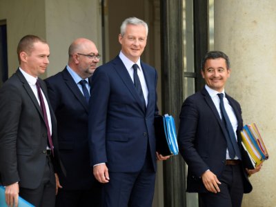 Le ministre de l'Economie Bruno Le Maire entouré d'autres membres du gouvernement français, à la sortie du conseil des ministres le 22 août 2018 à l'Elysée, à Paris - Bertrand GUAY [AFP]