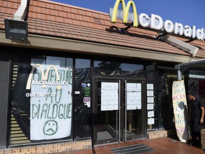 Devant le McDonald's Saint-Barthelemy, en grève depuis le début du mois d'août, à Marseille, le 24 août 2018 - CHRISTOPHE SIMON [AFP/Archives]