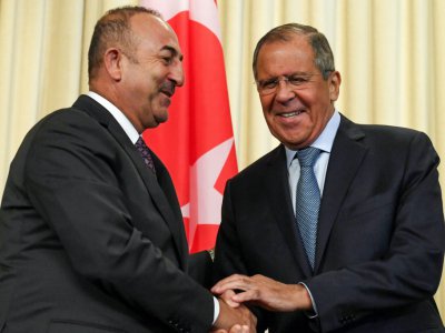 Le ministre des affaires étrangères russe Sergeï Lavrov (à droite) et son homologue turc Mevlüt Cavusoglu à Moscou le 24 août 2018 - Kirill KUDRYAVTSEV [AFP/Archives]