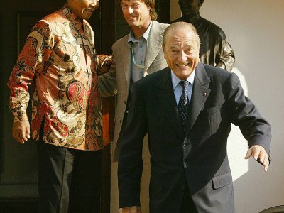 Nicolas Hulot, présentateur de l'émission Ushuaïa, en compagnie du président français Jacques Chirac et de Nelson Mandela, à Johannesbourg, le 02 septembre 2002 - PATRICK KOVARIK [AFP/Archives]