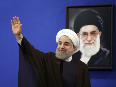 Convoqué devant le Parlement à Téhéran pour la première fois, le président iranien Hassan Rohani se trouve devant le portrait du guide suprême Ali Khamenei - ATTA KENARE [AFP/Archives]
