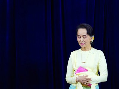 Aung San Suu Kyi, qui dirige de facto le gouvernement birman, quitte la scène après s'être adressée à des étudiants de l'université de Yangoun, le 28 août 2018 - YE AUNG THU [AFP]