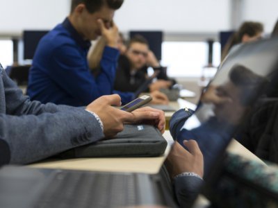 L'utilisation du téléphone portable sera interdit dans les établissements scolaires, du primaire au collège, à partir de septembre 2018 - PATRICK HERTZOG [AFP/Archives]