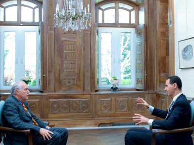 Le chef du bureau de Beyrouth de l'AFP Sammy Ketz interviewe le président syrien Bachar al-Assad à Damas, sur une photo fournie par le service de presse de la présidence syrienne - Handout [Syrian Presidency Press Office/AFP/Archives]