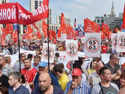 Des manifestants défilent contre le projet de hausse de l'âge du départ à la retraite, à Moscou, le 28 juillet 2018 - Vasily MAXIMOV [AFP]
