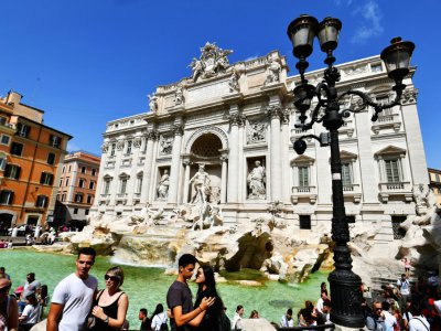 Des touristes devant la fontaine de Trévi à Rome, le 26 août 2018 - Vincenzo PINTO [AFP]