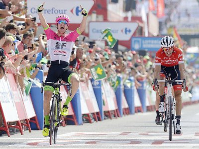 L'Australien Simon Clarke remporte la 5e étape de la Vuelta devant le Néerlandais Bauke Mollema, le 29 août 2018 à Roquetas de Mar - JORGE GUERRERO [AFP]