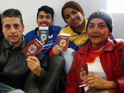 Des migrants vénézuéliens attendent d'entrer en zone d'embarquement de l'aéroport international de Lima après avoir choisi de revenir dans leur pays via un vol affrêté par le gouvernement de Caracas, le 27 août 2018 - Teo BIZCA [AFP]