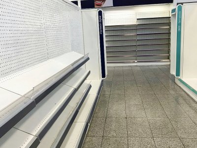 Etagères vides dans un supermarché de Caracas, le 28 août 2018. - RONALDO SCHEMIDT [AFP]