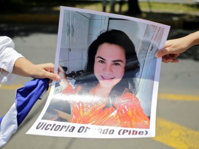Des manifestants tiennent, lors d'une manifestation à Managua, le 30 août 2018, la photo d'une jeune femme détenue pour avoir manifesté contre le président Ortega - INTI OCON [AFP]