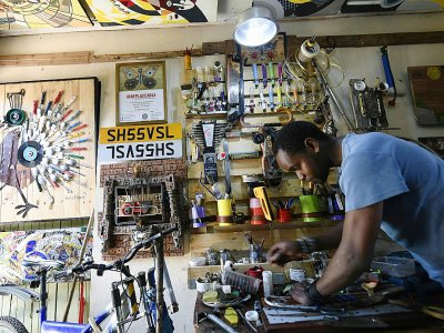 L'artiste kényan Evans Ngure dans son atelier à Nairobi, le 2 août 2018 - SIMON MAINA [AFP]