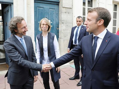 Stephane Bern salue le président Emmanuel Macron, après la visite de la maison de l'écrivain Pierre Loti à Rochefort, le 14 juin 2018, en compagnie de la ministre de la Culture Françoise Nyssen - LUDOVIC MARIN [POOL/AFP/Archives]