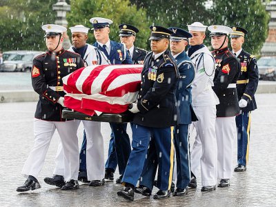 Des soldats américains portent le cercueil de John McCain jusqu'au Capitole, le 31 août 2018, à Washington - JIM LO SCALZO [POOL/AFP]