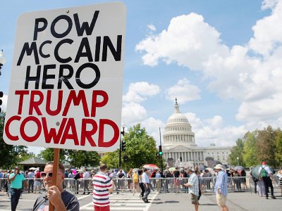 Un militant anti-Trump devant le Capitole, où des centaines de personnes faisaient la queue, le 31 août 2018, à Washington, pour rendre un dernier hommage à John McCain - SAUL LOEB [AFP]
