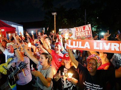 Des partisans de l'ancien président brésilien Lula devant la prison où il est détenu, à Curitiba, le 31 août 2018 - Heuler Andrey [AFP]