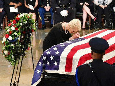 Cindy McCain, la femme du sénateur John McCain, se recueille devant le cercueil de son défunt époux, le 31 août 2018, au Capitole à Washington - Nicholas KAMM [AFP]