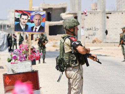 Portraits de Bachar al-Assad et de Vladimir Poutine dans les rues d'Abu ad Duhur en Syrie, le 20 août 2018 - George OURFALIAN [AFP/Archives]