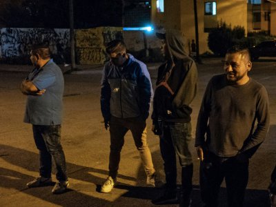 Le député mexicain Pedro Carrizales (droite) discute avec les membres d'un gang dans un quartier populaire de San Luis Potosí, le 21 août 2018 - MAURICIO PALOS [AFP]