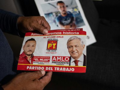 Le député mexicain Pedro Carrizales apparaît avec le président Manuel Lopez Obrador sur un bulletin, à San Luis Potosí, le 21 août 2018 - MAURICIO PALOS [AFP]