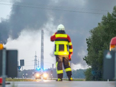 Environ 200 pompiers sont mobilisés pour éteindre l'incendie provoqué par une explosition dans une raffinerie près d'Ingolstadt, le 1er septembre 2018. - Lino Mirgeler [dpa/AFP]