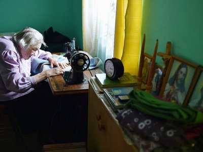 C'est grâce à la machine à coudre de Ianina Statchko, maintenant âgée de 88 ans, que sa famille a pu survivre aux années difficiles qui ont suivi leur arrivée de France au Bélarus, il y a 70 ans - Sergei GAPON [AFP]