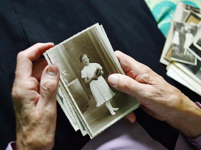 Ianina Statchko, arrivée de France au Belarus il y a 70 ans, montre des photos de son enfance et sa jeunesse en France - Sergei GAPON [AFP]