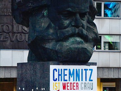 Chemnitz n'est ni grise ni brune", pouvait-on lire sur une immense affiche collée sous l'imposant buste de Karl Marx situé devant l'Hôtel de Ville. Chemnitz fut baptisée Karl-Marx-Stadt durant la période communiste en RDA. - John MACDOUGALL [AFP]