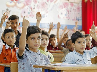 Des écoliers palestiniens, réfugiés dans le camp de Baqa'a en Jordanie, suivent une leçon dans leur école gérée par l'Unrwa, l'agence de l'ONU pour les réfugiés palestiniens, le 2 septembre 2018 - AHMAD ABDO [AFP]