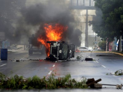 Un véhicule de police incendié par les manifestants à Managua le 2 septembre 2018 - INTI OCON [AFP]