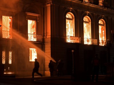 Les pompiers tentent de mettre fin à l'énorme incendie qui ravage le Musée National de Rio de Janeiro, l'un des plus anciens musées du Brésil, le 2 septembre 2018 - Carl DE SOUZA [AFP]