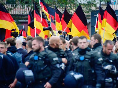 Encadrés par les forces de l'ordre, des partisans du parti d'extrême droite AfD défilent à Chemnitz dans l'est de l'Allemagne le 1er septembre 2018 - John MACDOUGALL [AFP]